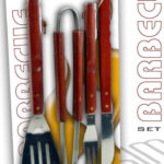 SET 4 ATTREZZI PROFESS BARBECUE COLTELLO PINZA SPATOLA FORCHETTONE MANICO LEGNO